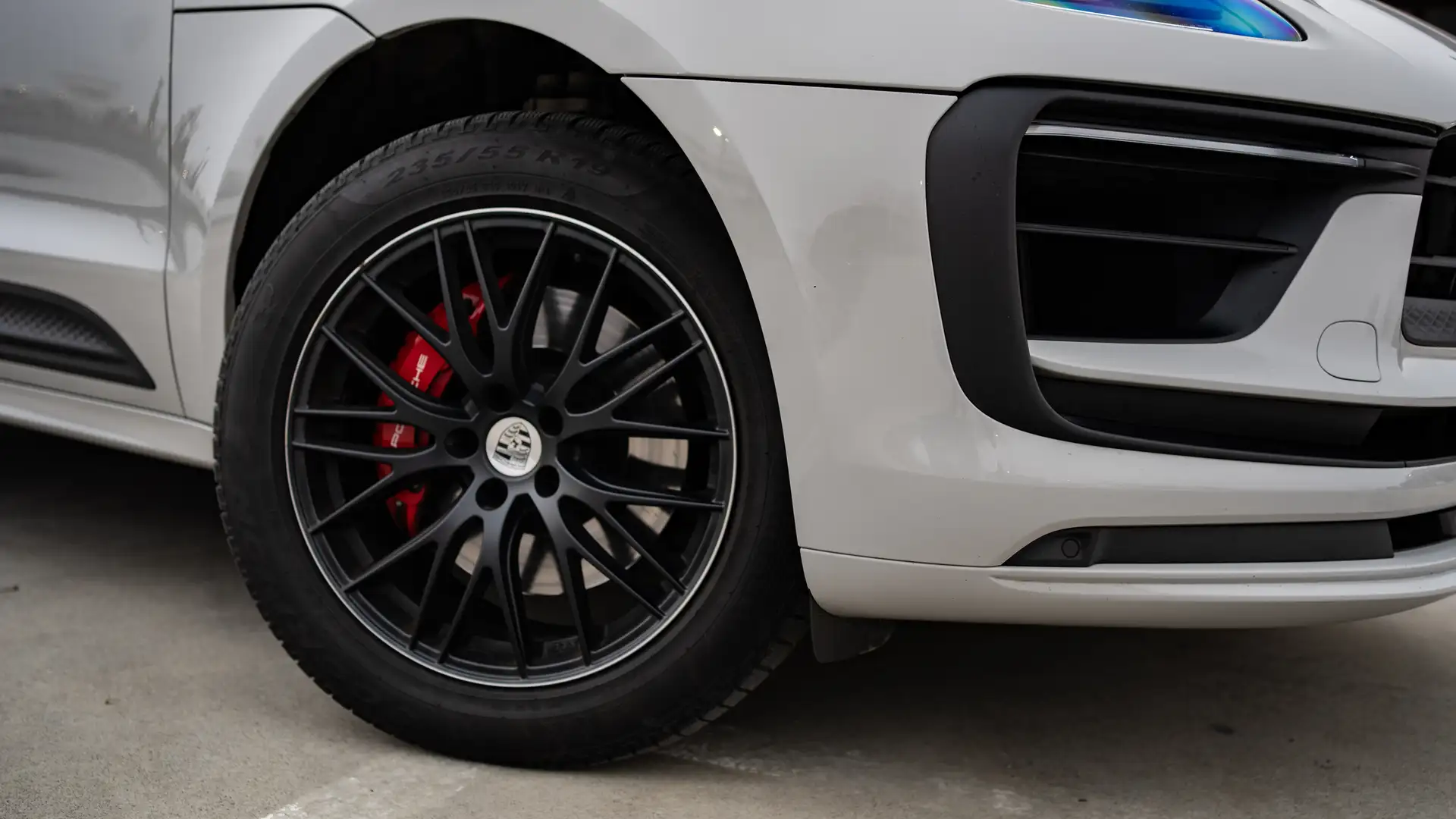 The front rim of our Porsche Macan S chalk in detail.